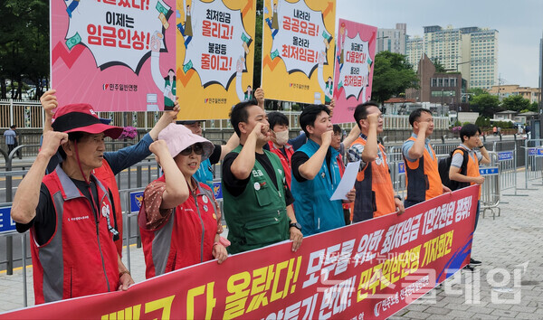 22일 오전 서울 용산 대통령실 앞에서 진행된 민주일반연맹 '모두를 위한 최저임금 1만2000원 쟁취' 기자회견. 사진=김성훈 기자