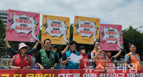22일 오전 서울 용산 대통령실 앞에서 진행된 민주일반연맹 '모두를 위한 최저임금 1만2000원 쟁취' 기자회견. 사진=김성훈 기자