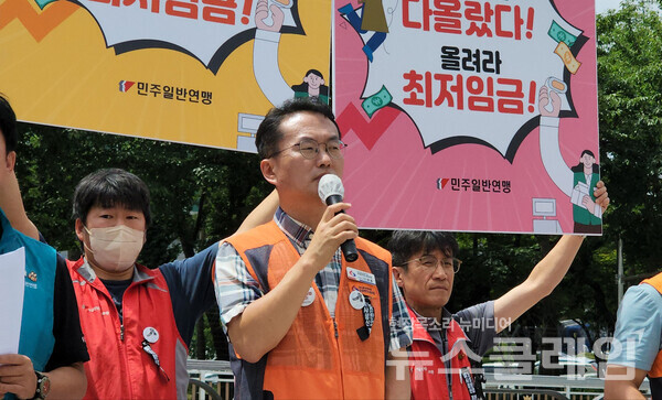 22일 오전 서울 용산 대통령실 앞에서 진행된 민주일반연맹 '모두를 위한 최저임금 1만2000원 쟁취' 기자회견. 사진=김성훈 기자