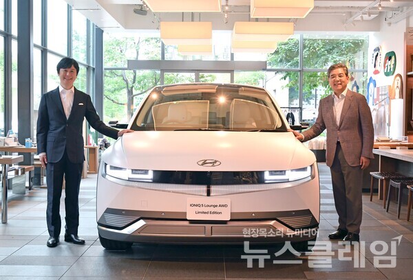 도쿄 다이칸야마 티사이트(T-SITE)에서 현대차 장재훈 사장, CCC의 다카하시 야스노리 대표이사 사장 겸 COO가 아이오닉 5 앞에서 기념 촬영을 하고 있다. 사진=현대자동차