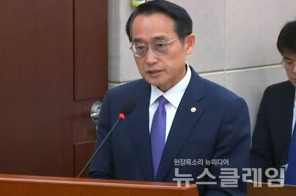 허철훈 중앙선관위 사무차장이 22일 오전 국회에서 열린 행정안전위원회 전체회의에서 업무보고를 하고 있다.