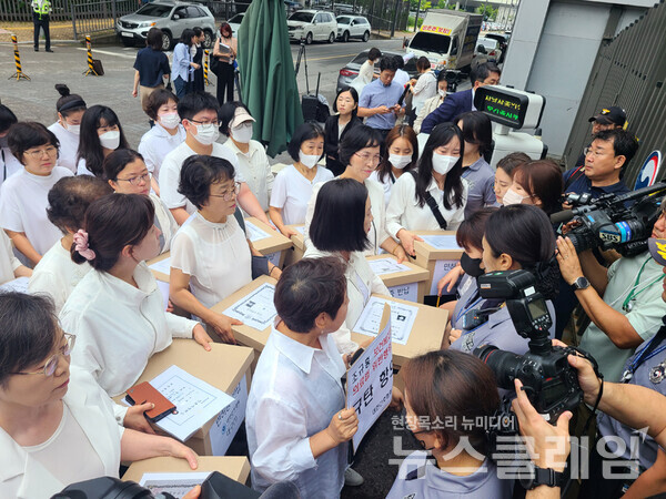 26일 오전 세종시 정부세종청사 보건복지부 앞에서 진행된 '간호법 허위사실 유포·불법진료 묵인 보건복지부 규탄' 간호사 면허증 반납 기자회견. 사진=대한간호협회