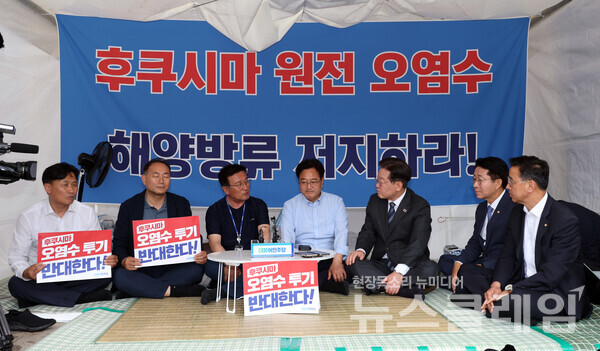 이재명 더불어민주당 대표가 26일 오후 서울 여의도 국회 본청 앞에서 후쿠시마 오염수 방류 저지를 위한 단식농성장을 방문했다. 사진=더불어민주당