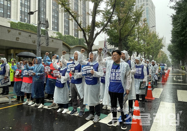 26일 오후 집회 참석자들이 공무원보수위에 내년도 공무원 임금인상을 요구하는 구호를 외치고 있다. 사진=공노총