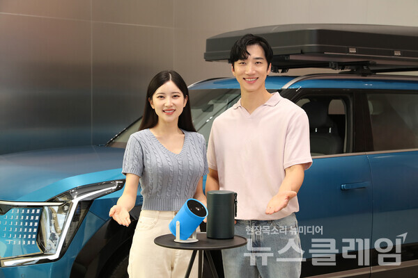 삼성전자 모델이 부천 기아플래그쉽 스토어에서 '더 프리스타일(The Freestyle) EV9 에디션'을 소개하고 있다. 사진=삼성전자