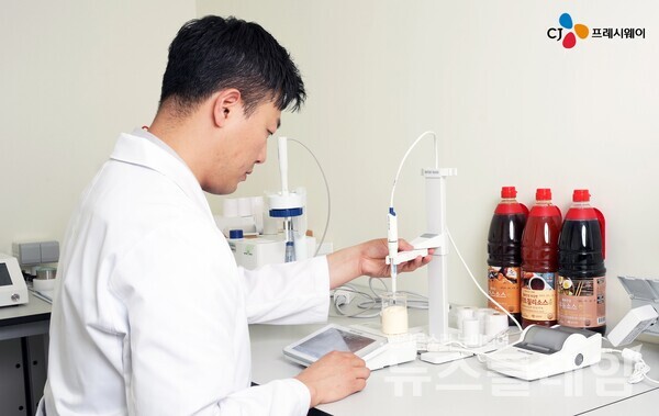 서울 구로구 구로동에 위치한 CJ프레시웨이 R&D 센터 내 연구실에서 한 임직원이 품질 분석 작업을 하고 있다. 사진=CJ프레시웨이
