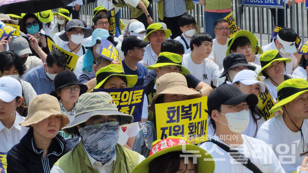 27일 오전 서울 용산 대통령실 앞에서 열린 '감염병전담병원 보건의료노조 결의대회'. 사진=김동길 기자