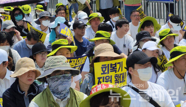 27일 오전 서울 용산 대통령실 앞에서 열린 '감염병전담병원 보건의료노조 결의대회'. 사진=김동길 기자