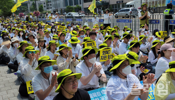 27일 오전 서울 용산 대통령실 앞에서 열린 '감염병전담병원 보건의료노조 결의대회'. 사진=김동길 기자