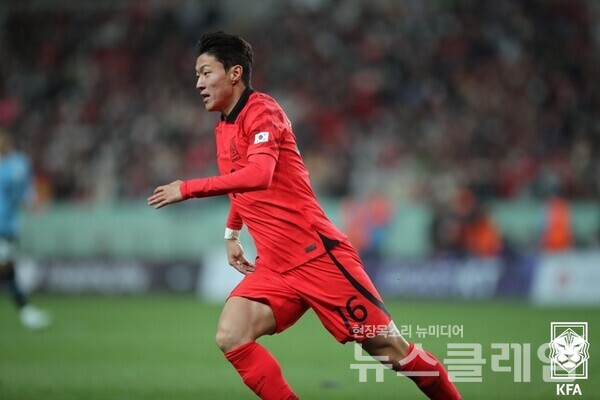 황의조가 지난 3월 열린 우루과이와의 A매치에 출전해 전력 질주하고 있다. 사진=대한축구협회