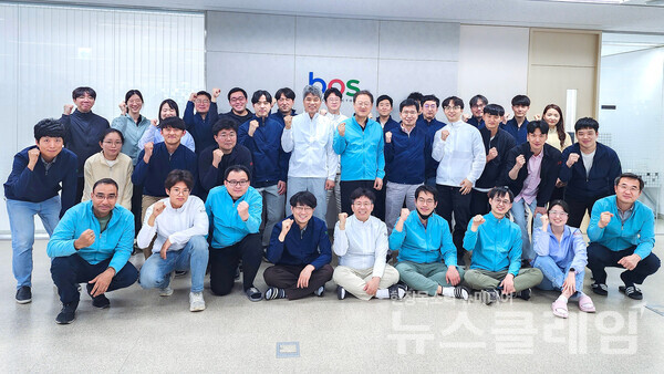 박재홍 대표(두 번째 줄 오른쪽 여섯 번째 하늘색 상의), 장연호 최고운영책임자(두 번째 줄 오른쪽 일곱 번째 하얀색 상의), 임경묵 최고기술책임자(두 번째 줄 오른쪽 다섯 번째 남색 상의). 사진=현대차·기아