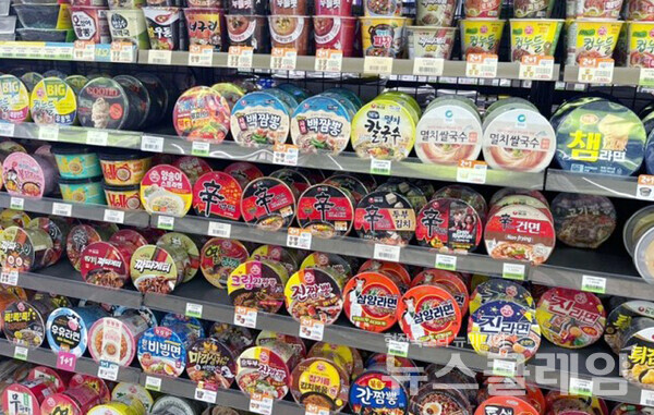 서울의 한 편의점에 라면 제품이 진열돼 있다. 사진=손혜경 기자