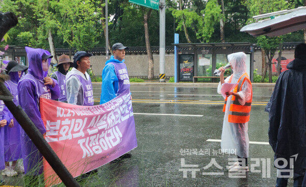 29일 오전 이태원 참사 유가족들이 10.29 이태원참사 진상규명특별법 행정안전위원회 통과를 촉구하며 국회 방향으로 행진하고 있다. 사진=김서윤 기자