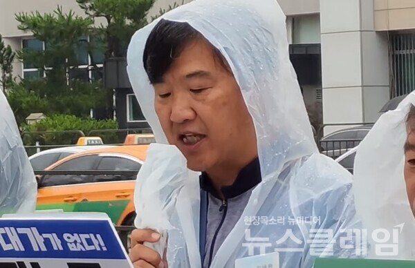 29일 오전 서울 용산 대통령실 앞에서 열린 '서비스연맹 특수고용노동자 요구안 발표 기자회견'에서 발언하는 김태완 택배노조 수석부위원장. 사진=김성훈 기자