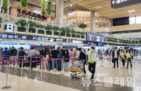 소비자원은 여름 휴가철 관광지를 중심으로 예약 취소 위약금이나 사고 수리비·면책금 등을 과다 청구하는 등 렌트카 소비자피해 사례가 많아 각별한 주의가 필요하다고 30일 밝혔다. 사진은 김포공항 출발층이 탑승을 기다리는 승객들로 붐비는 모습. 사진=손혜경 기자