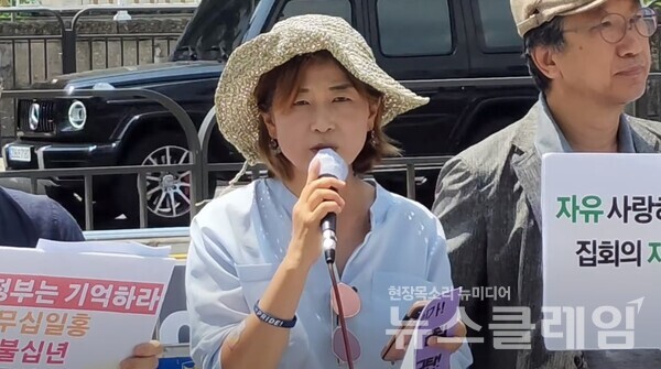 3일 오전 서울 용산 대통령실 앞에서 진행된 '집회시위 억압 중단 촉구' 노동·인권·정당·시민사회단체 기자회견에서 발언하는 명숙 인권운동네트워크 바람 상임활동가. 사진=김성훈 기자