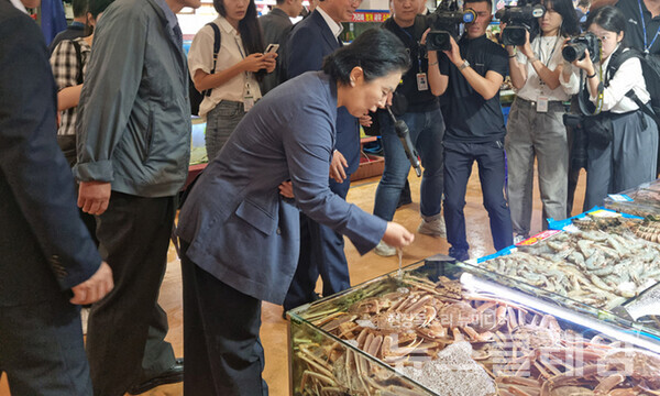 김영선 국민의힘 의원이 지난달 30일 서울 동작구 노량진 수산시장에서 수조 물을 마셨다. 사진=김영선 의원실
