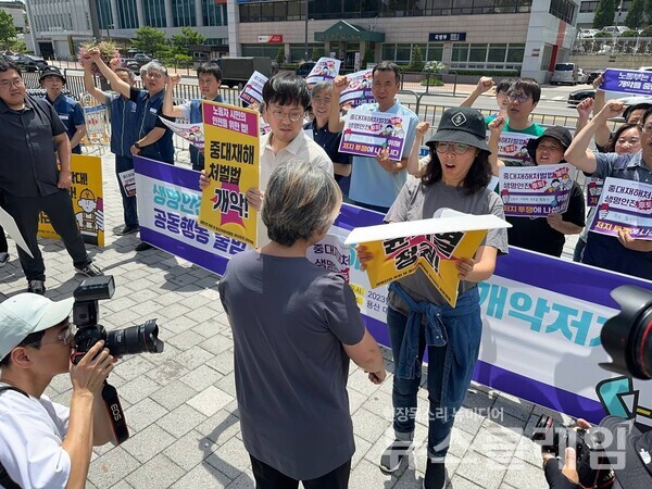 5일 오전 서울 용산 대통령실 앞에서 진행된 '생명 안전 후퇴 및 중대재해처벌법 개악저지 공동행동 발족 기자회견'. 사진=중대재해없는세상만들기운동본부