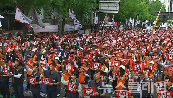6일 오후 서울 세종대로 숭례문 인근에서 개최된 '민주노총 전국노동자대회'. 사진=민주노총