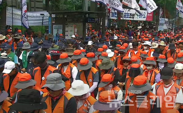 6일 오후 서울 세종대로 숭례문 인근에서 개최된 '민주노총 전국노동자대회'. 사진=민주노총