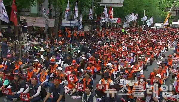 6일 오후 서울 세종대로 숭례문 인근에서 개최된 '민주노총 전국노동자대회'. 사진=민주노총