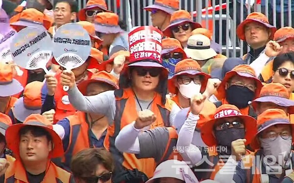 6일 오후 서울 세종대로 숭례문 인근에서 개최된 '민주노총 전국노동자대회'. 사진=민주노총