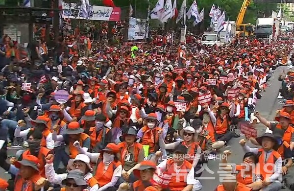 6일 오후 서울 세종대로 숭례문 인근에서 개최된 '민주노총 전국노동자대회'. 사진=민주노총