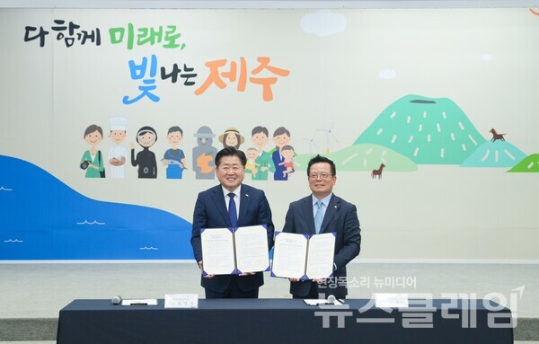 어성철 한화시스템 대표이사(사진 오른쪽),오영훈 제주특별자치도지사(사진 왼쪽). 사진=한화시스템