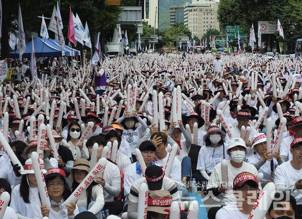 지난 8일 서울 종각역 일대에서 진행된 '임금인상 쟁취, 공무원 생존권 보장, 공무원 노동자 총궐기대회'. 사진=공노총