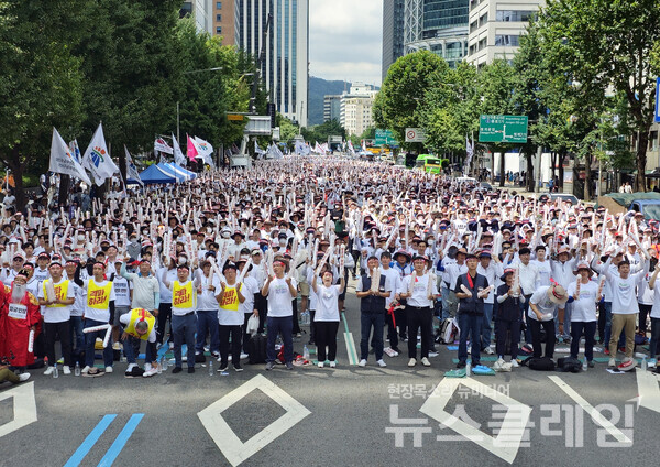 지난 8일 서울 종각역 일대에서 진행된 '임금인상 쟁취, 공무원 생존권 보장, 공무원 노동자 총궐기대회'. 사진=공노총