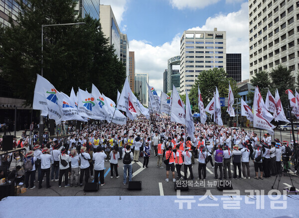 지난 8일 서울 종각역 일대에서 진행된 '임금인상 쟁취, 공무원 생존권 보장, 공무원 노동자 총궐기대회'. 사진=공노총