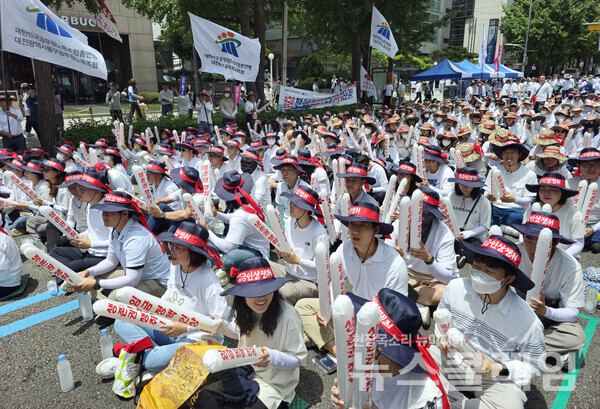 지난 8일 서울 종각역 일대에서 진행된 '임금인상 쟁취, 공무원 생존권 보장, 공무원 노동자 총궐기대회'. 사진=공노총