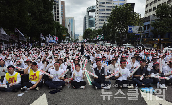 지난 8일 서울 종각역 일대에서 진행된 '임금인상 쟁취, 공무원 생존권 보장, 공무원 노동자 총궐기대회'. 사진=공노총