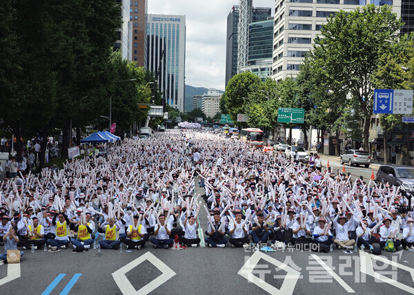 지난 8일 서울 종각역 일대에서 진행된 '임금인상 쟁취, 공무원 생존권 보장, 공무원 노동자 총궐기대회'. 사진=공노총