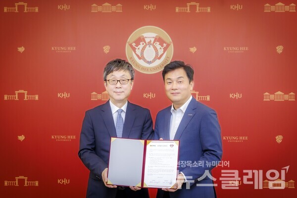 지난 7일 경희대 서울캠퍼스 본관에서 진행된 협약식에서 장재성 삼양식품 대표이사(오른쪽)과 한균태 경희대 총장이 기념 촬영을 하고 있다. 사진=삼양식품