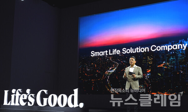 LG전자 조주완 사장이 12일 서울 마곡 LG사이언스파크에서 미래 비전과 사업 포트폴리오 전환을 발표하고 있다. 사진=LG전자