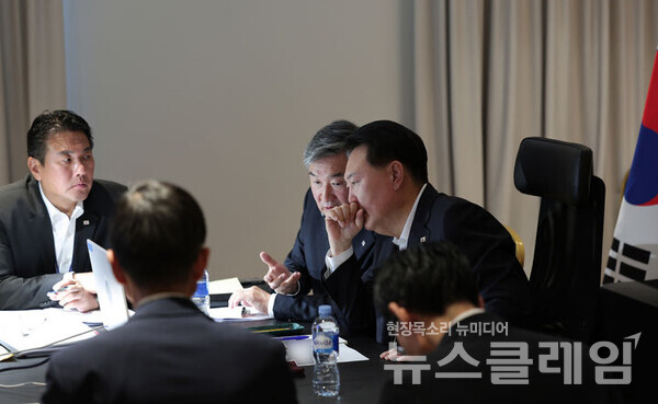 북대서양조약기구 정상회의 참석차 리투아니아를 방문 중인 윤석열 대통령이 12일(현지시간) 북한의 탄도미사일 발사 관련 현지에서 긴급 국가안전보장회의(NSC) 상임위원회를 주재하고 있다. 사진=대통령실