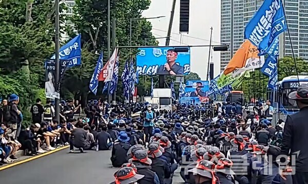 12일 오후 서울 용산구 이촌역에서 진행된 금속노조 총파업대회. 사진=민주노총