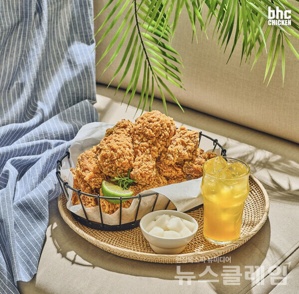 bhc치킨 ‘핫후라이드 콤보’. 사진=bhc치킨