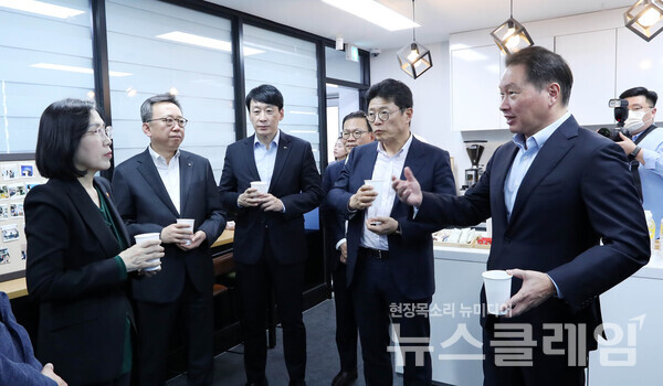 최태원(맨 오른쪽) SK그룹 회장이 지난 4월 경기도 군포시 경기남부청소년자립지원관에서 열린 대한상공회의소 신기업정신협의회(ERT)의 ‘다함께 나눔프로젝트’ 행사에서 김현숙(맨왼쪽) 여성가족부 장관 등과 위기청소년 지원 관련 환담을 나누고 있다. 사진=SK