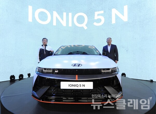 정의선 현대차그룹 회장(오른쪽)과 현대차 장재훈 사장(왼쪽)이 아이오닉 5 N 월드프리미어가 열리는 영국 굿우드 페스티벌 오브 스피드에 참석해 기념 촬영을 하고 있다. 사진=현대차그룹