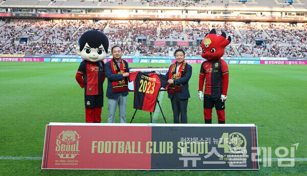 유한양행과 FC서울이 2023시즌 파트너십을 체결했다. GS스포츠 여은주 대표(왼쪽), 유한양행 이병만 부사장(오른쪽). 사진=유한양행