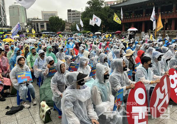 13일 오후 서울 종로구 보신각 앞에서 열린 전교조 '전국교사 결의대회'. 사진=전교조
