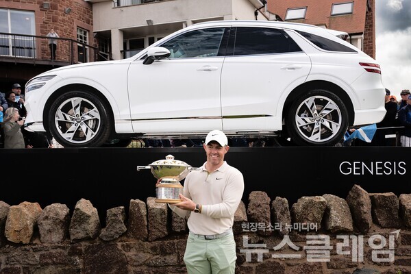 로리 매킬로이가 부상으로 받은 GV70 전동화 모델 앞에서 우승트로피를 들고 있는 모습. 사진=현대자동차