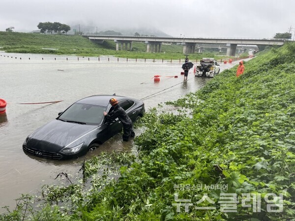 함안소방서가 지난 16일 함안군 가야읍 검암리에 차량 침수로 인해 위험해 빠진 운전자를 구조하고 있다. 사진=경남소방본부
