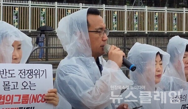 18일 오전 서울 용산 대통령실 앞에서 열린 전국민중행동 '한미핵협의그룹 반대' 기자회견에서 발언하는 전국민중행동 김재하 공동대표. 사진=박명규 기자