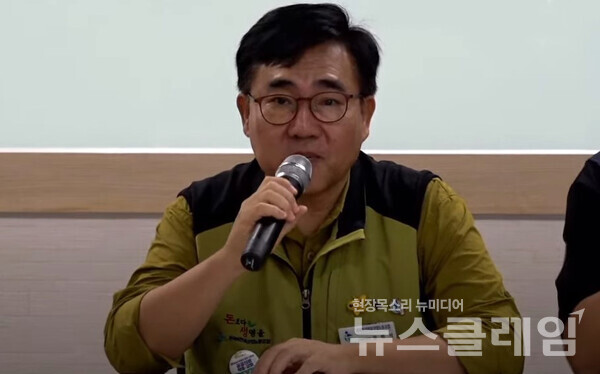 24일 오전 서울 중구 민주노총 회의장에서 열린 '민주노총 총파업 보고 및 이후 계획 발표 기자회견'에서 발언하는 보건의료노조 장원석 수석부위원장. 사진=민주노총