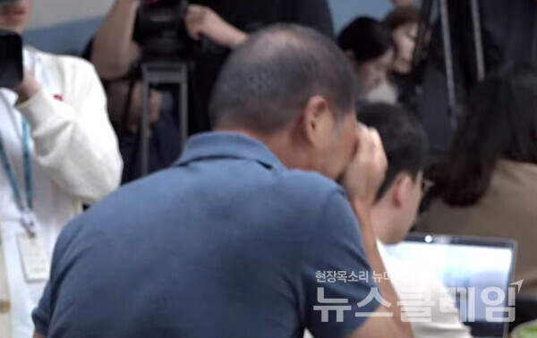 또 다른 피해자가 24일 오후 서울 종로구 시교육청에서 열린 시교육청-교직 3단체 긴급 공동 기자회견에서 조사를 촉구하고 있다.