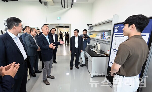 서울대 배터리공동연구센터에서 현대차그룹 정의선 회장(사진 중앙 좌측)이 학생과 배터리 기술에 대한 이야기를 나누고 있다. 사진=현대차그룹