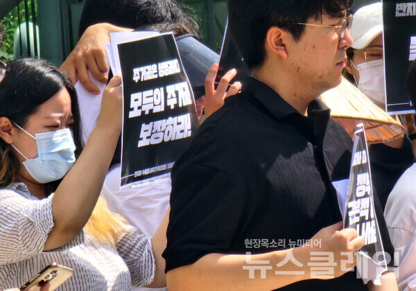 27일 오전 서울시청 앞에서 열린 '폭우참사 1년, 서울시 반지하대책-주거정책 평가 및 재난안전 근본 대책 수립을 촉구하는 기자회견'. 사진=김성훈 기자